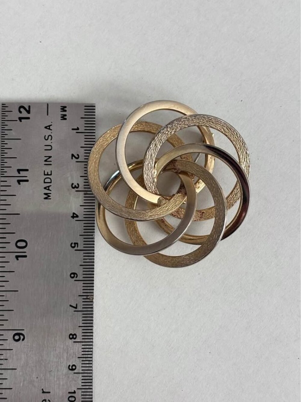 Vintage Gold Metal Interlocking Circle Brooch - Picture 4 of 7